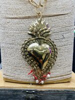 704collana-in-alluminio-e-perle-sintetiche-rosa-con-cuore-sacro-in-acciaio-smaltato