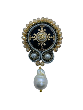 478.spilla_soutache_artigianale_con_bottone_firmato_38-removebg-preview