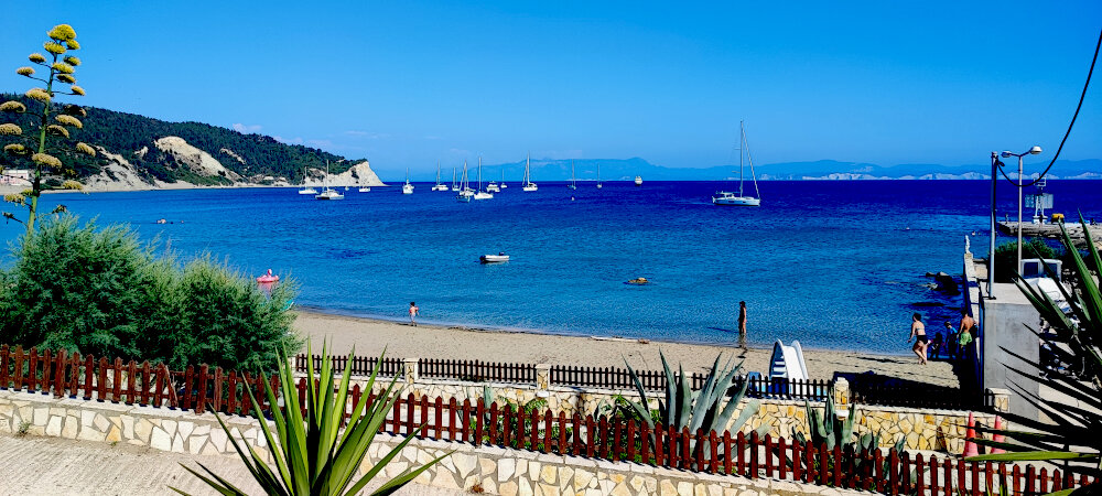 022 la bella spiaggia ad erikousa 01 08 26_1000x450.jpeg