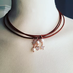 girocollo-in-laccio-di-cuoio-linea-light-con-pendente-strass-e-perla