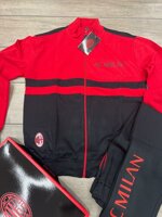 ac-milan-tuta-completa-con-zip-nero-e-rosso-taglie-m-a-xxl