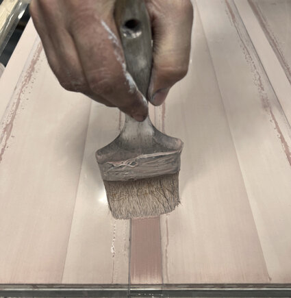 collezione geometrie d'ombra di ceramica francesco de maio - decorazione a mano righe rosa cipria.jpeg