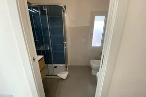 Bagno privato con doccia, wc e bidet nella Camera Ginepro di Cagliari Park Rooms