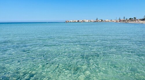Mare cristallino di Marzamemi con vista sul borgo