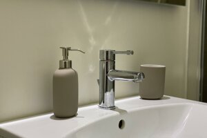 Lavandino e rubinetteria moderna in appartamento premium a Cagliari