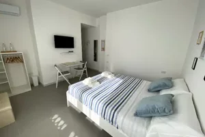Camera Ginepro di Cagliari Park Rooms con letto matrimoniale, TV e scrivania