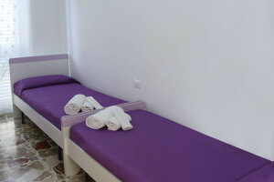 JTdCJTIyaXQlMjIlM0ElMjJDYW1lcmV0dGElMjBjb24lMjBkdWUlMjBsZXR0aSUyMHNpbmdvbGklMjBuZWxsJUUyJTgwJTk5QXBwYXJ0YW1lbnRvJTIwTWFyZSUyMGElMjBQb3J0b3BhbG8lMkMlMjBTaWNpbGlhJTIyJTdE