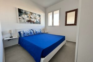 Camera matrimoniale luminosa con letto blu a Stella del Sud nel Borgo 84 di Marzamemi