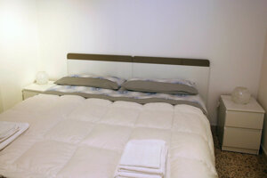 JTdCJTIyaXQlMjIlM0ElMjJDYW1lcmElMjBtYXRyaW1vbmlhbGUlMjBsdW1pbm9zYSUyMGRlbGwlRTIlODAlOTlBcHBhcnRhbWVudG8lMjBTb2xlJTIwYSUyMFBvcnRvcGFsbyUyMiU3RA==