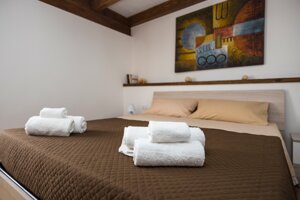 Camera matrimoniale Attico Perla Marina con travi in legno 