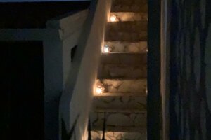 Scalinata esterna illuminata di notte nella Villetta Oasi in Contrada Morghella