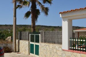 Ingresso e spazio esterno della Villetta Oasi in Contrada Morghella a Portopalo, a 250 metri dalla spiaggia