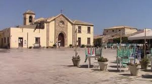 Piazza Regina Margherita a Marzamemi con la chiesa di San Francesco di Paola