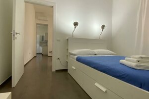 Camera da letto moderna in appartamento premium a Cagliar