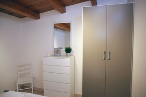 JTdCJTIyaXQlMjIlM0ElMjJDYW1lcmElMjBkYSUyMGxldHRvJTIwZGVsbCVFMiU4MCU5OUFwcGFydGFtZW50byUyMFNvbGUlMjBhJTIwUG9ydG9wYWxvJTIwY29uJTIwdHJhdmklMjBpbiUyMGxlZ25vJTIwZSUyMGFybWFkaW8lMjIlN0Q=