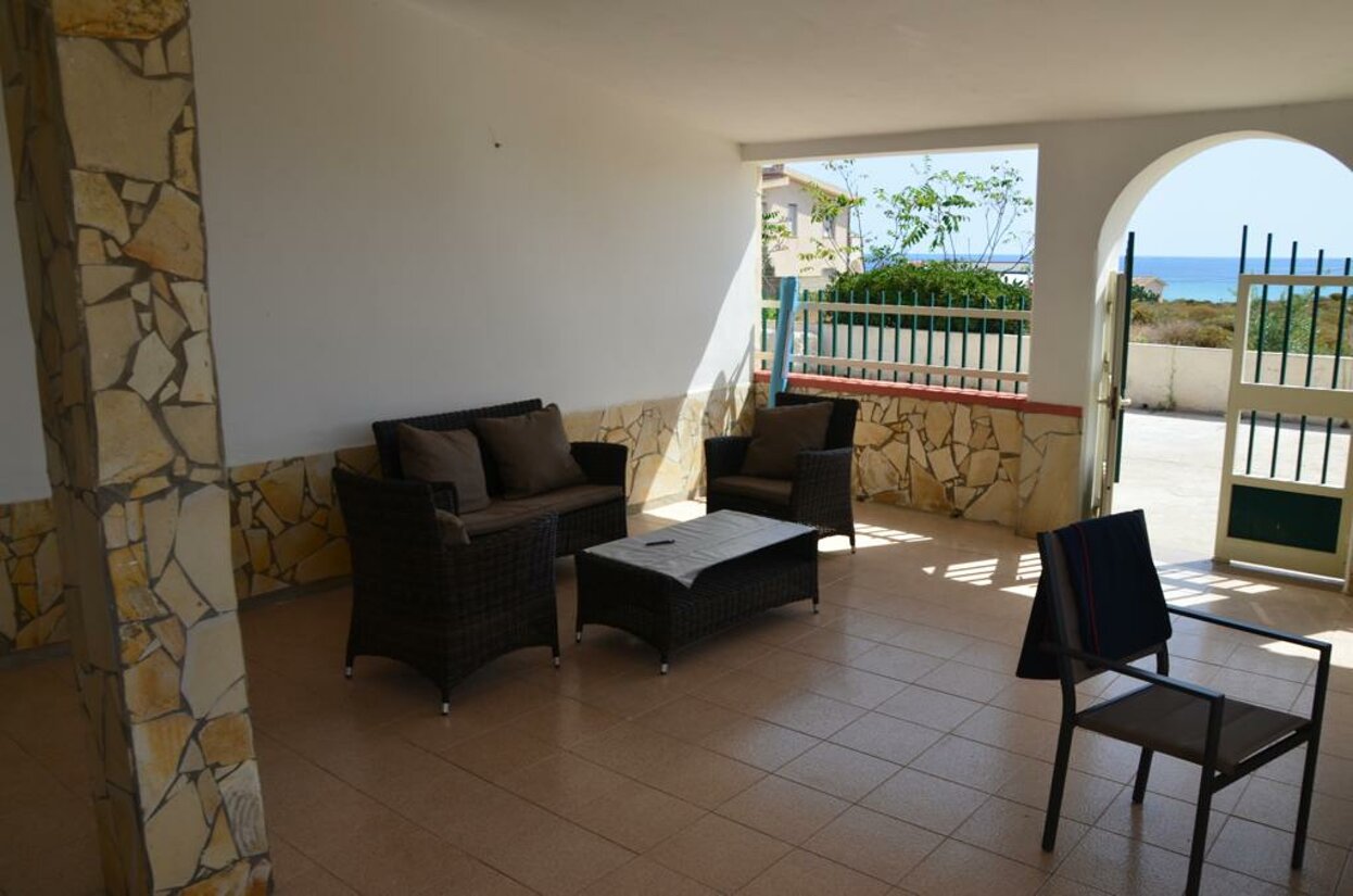 Veranda attrezzata della Villetta Oasi in Contrada Morghella a Marzamemi, a soli 250 metri dalla spiaggia