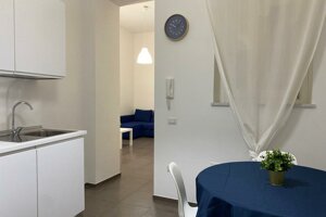 Zona pranzo con cucina moderna in appartamento premium a Cagliari