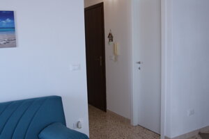 JTdCJTIyaXQlMjIlM0ElMjJJbmdyZXNzbyUyMGUlMjB6b25hJTIwbGl2aW5nJTIwZGVsbCVFMiU4MCU5OUFwcGFydGFtZW50byUyMFNvbGUlMjBhJTIwUG9ydG9wYWxvJTIwY29uJTIwc29mZml0dG8lMjBpbiUyMGxlZ25vJTIwZSUyMGRpdmFubyUyMGJsdSUyMiU3RA==