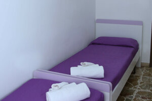 JTdCJTIyaXQlMjIlM0ElMjJDYW1lcmV0dGElMjBjb24lMjBkdWUlMjBsZXR0aSUyMHNpbmdvbGklMjBuZWxsJUUyJTgwJTk5QXBwYXJ0YW1lbnRvJTIwTWFyZSUyMGElMjBQb3J0b3BhbG8lMkMlMjBTaWNpbGlhJTIyJTdE