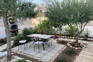 JTdCJTIyaXQlMjIlM0ElMjJab25hJTIwcHJhbnpvJTIwYWxsJUUyJTgwJTk5YXBlcnRvJTIwY29uJTIwdGF2b2xvJTIwZSUyMGdpYXJkaW5vJTIwaWxsdW1pbmF0byUyMGRlbGxhJTIwVmlsbGV0dGElMjBPYXNpJTIwaW4lMjBDb250cmFkYSUyME1vcmdoZWxsYSUyQyUyMGElMjAyNTAlMjBtZXRyaSUyMGRhbCUyMG1hcmUlMjIlN0Q=