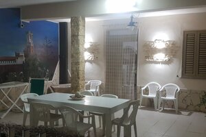 JTdCJTIyaXQlMjIlM0ElMjIlRTIlODAlOUNQYXRpbyUyMGVzdGVybm8lMjBjb24lMjB0YXZvbG8lMjBlJTIwc2VkaWUlMjBiaWFuY2hlJTJDJTIwbXVyYWxlcyUyMGFydGlzdGljbyUyMGUlMjBwaWFudGUlMjBuZWxsYSUyMFZpbGxldHRhJTIwTWFyaXNlbGxhJTIwYSUyMFBhY2hpbm8lMjIlN0Q=