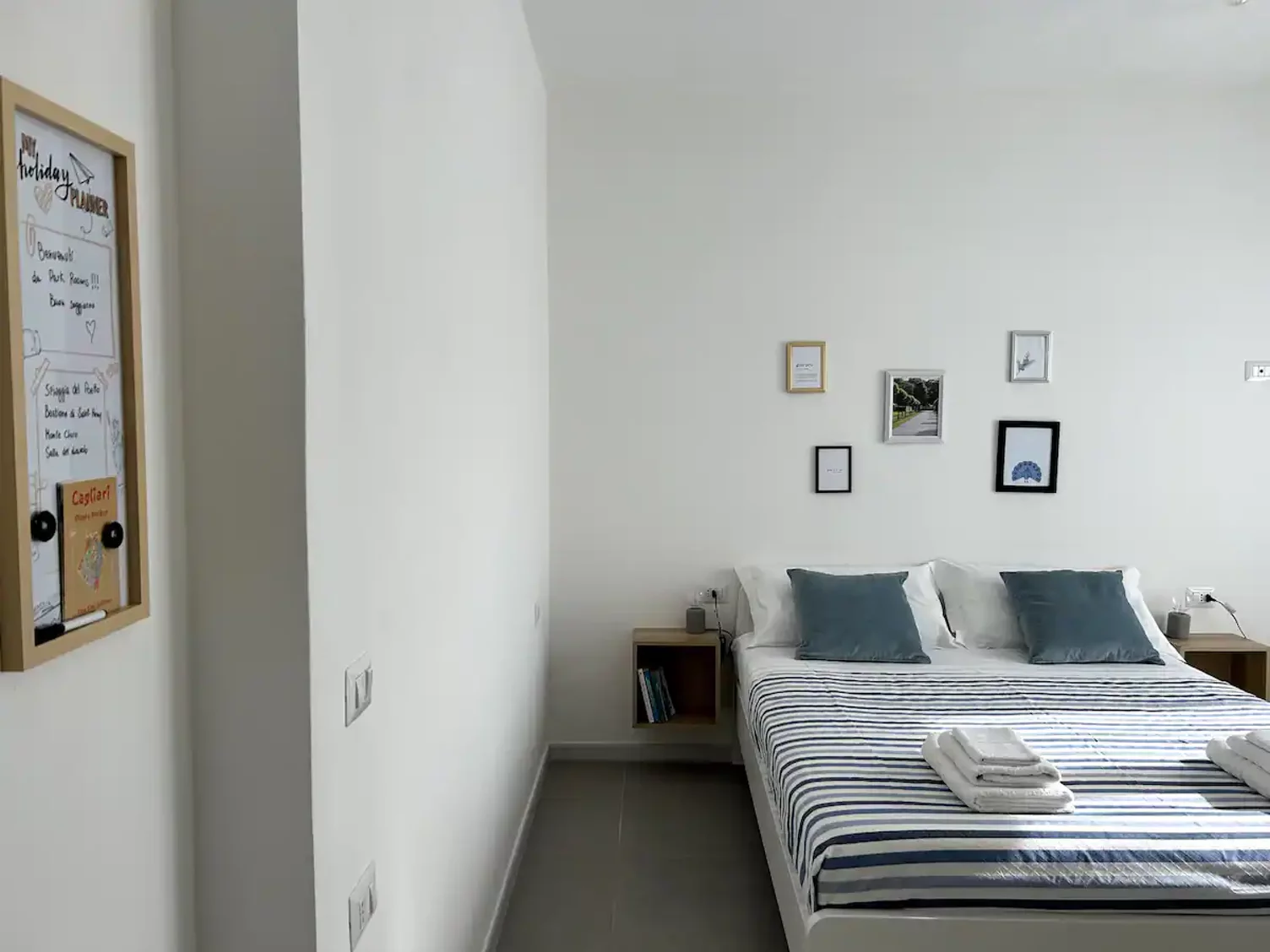 Camera Ginepro di Cagliari Park Rooms con letto matrimoniale e arredo moderno