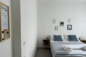 Camera Ginepro di Cagliari Park Rooms con letto matrimoniale e arredamento moderno
