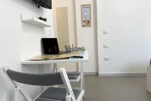 Angolo studio con scrivania nella Camera Ginepro di Cagliari Park Rooms