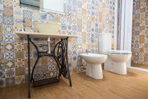 Lavabo e sanitari bagno attico Perla Marina a Pachino