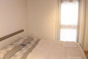 JTdCJTIyaXQlMjIlM0ElMjJDYW1lcmElMjBtYXRyaW1vbmlhbGUlMjBsdW1pbm9zYSUyMGRlbGwlRTIlODAlOTlBcHBhcnRhbWVudG8lMjBTb2xlJTIwYSUyMFBvcnRvcGFsbyUyMiU3RA==