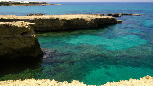 Acque turchesi e scogli a Portopalo di Capo Passero in Sicilia