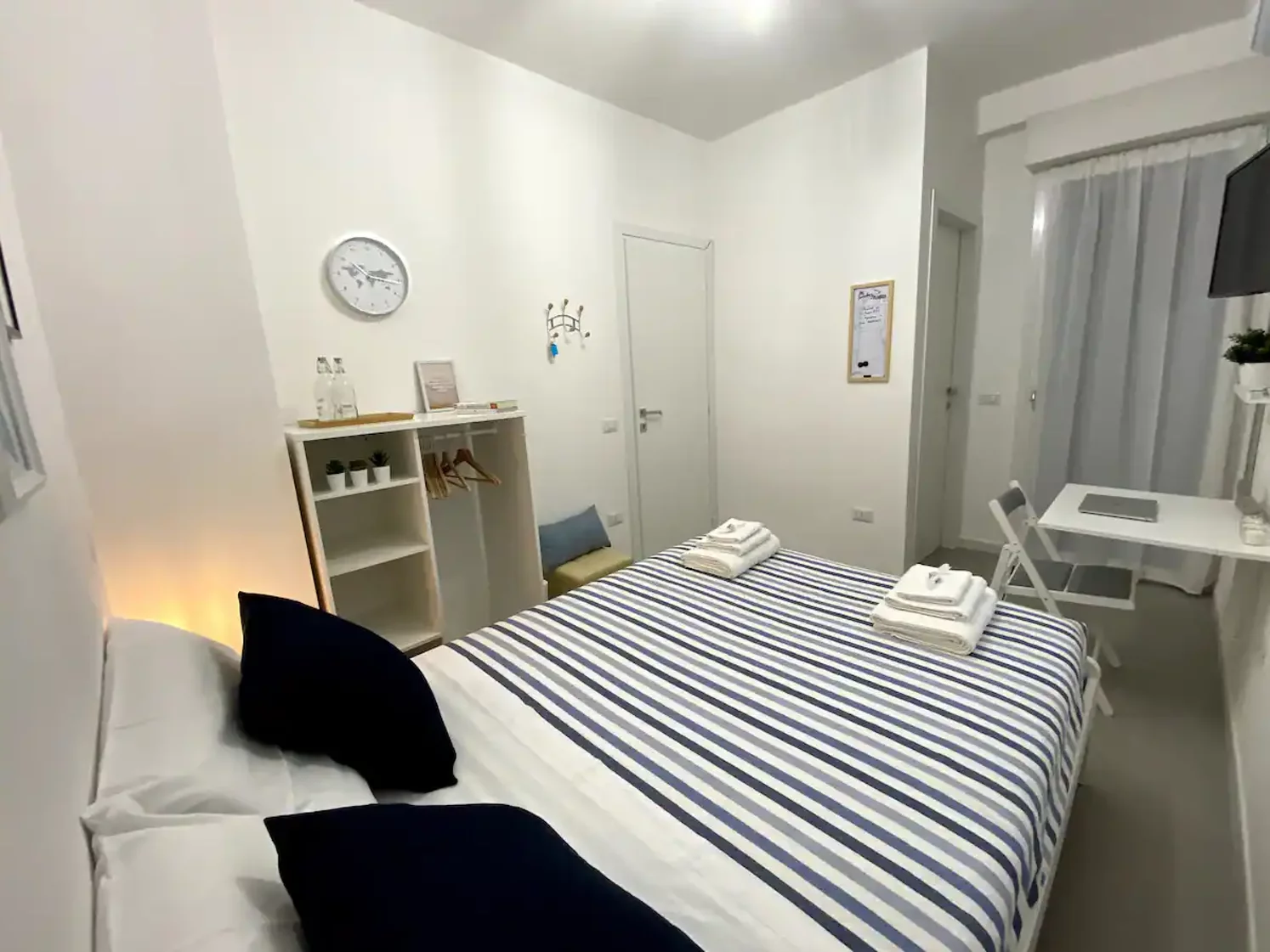 Stanza Mirto a Cagliari con letto matrimoniale e scrivania