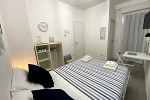 JTdCJTIyaXQlMjIlM0ElMjJDYW1lcmElMjBtb2Rlcm5hJTIwYSUyMENhZ2xpYXJpJTIwY29uJTIwbGV0dG8lMjBtYXRyaW1vbmlhbGUlMjAlRTIlODAlOTMlMjBTdGFuemElMjBNaXJ0byUyMiU3RA==