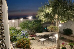 Giardino della Villetta Oasi in Contrada Morghella con forno a legna, luci serali e area pranzo esterna, a 250 metri dal mare