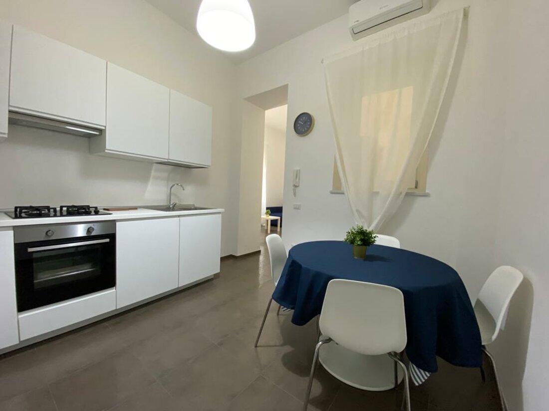 Zona pranzo e cucina di appartamento premium nel centro di Cagliari