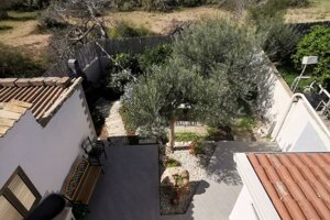 Vista panoramica del giardino e patio della Villetta Oasi in Contrada Morghella a 250 metri dal mare