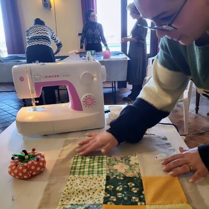 In arrivo il laboratorio di cucito: il Natale d’Amare prende il via al Centro Anziani In arrivo il laboratorio di cucito: il Natale d’Amare prende il via al Centro Anziani