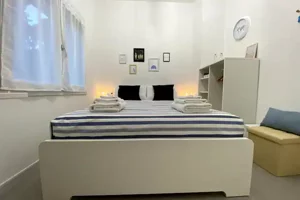 Stanza Mirto a Cagliari con letto matrimoniale e biancheria blu