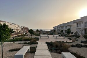 Camminamento centrale del Borgo 84 con vista mare a 400 metri dalla spiaggia