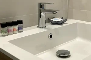 Lavabo bagno Stanza Mirto a Cagliari con kit cortesia
