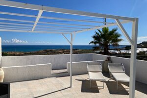 Terrazza panoramica della Villetta Oasi in Contrada Morghella con lettini prendisole e vista mare, a 250 metri dalla spiaggia.