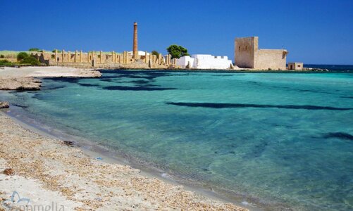 Tonnara di Vendicari con mare cristallino e spiaggia dorata