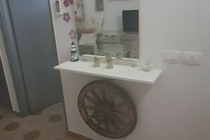 JTdCJTIyaXQlMjIlM0ElMjIlRTIlODAlOUNQYXJldGUlMjBkZWNvcmF0YSUyMGNvbiUyMHNwZWNjaGlvJTJDJTIwcnVvdGElMjBpbiUyMGxlZ25vJTIwZSUyMGZpb3JpJTJDJTIwVmlsbGV0dGElMjBNYXJpc2VsbGElMjBhJTIwUGFjaGlubyUyMiU3RA==