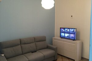 Soggiorno della Villetta Oasi in Contrada Morghella con divano moderno e TV, a 250 metri dalla spiaggia