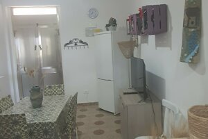 Angolo cucina con frigorifero, TV e mensole decorative, Villetta Marisella a Pachino