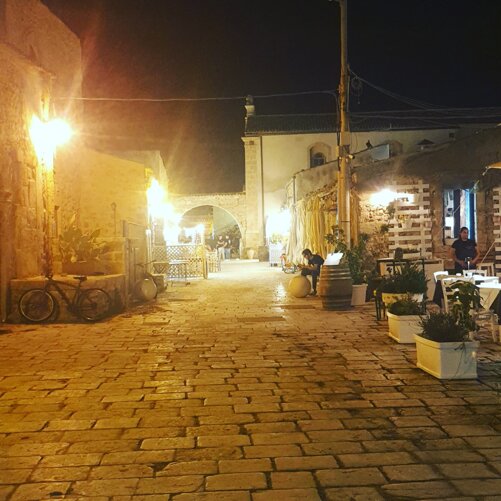 Centro storico di Marzamemi di sera con illuminazione caratteristica