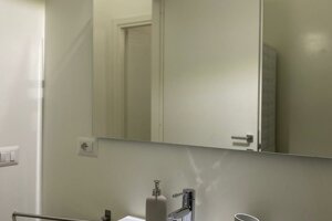 Bagno moderno con box doccia e lavabo in appartamento premium a Cagliari