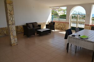 Veranda attrezzata della Villetta Oasi in Contrada Morghella a Marzamemi, a soli 250 metri dalla spiaggia