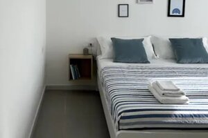 Stanza matrimoniale con arredamento minimal a Cagliari