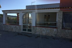 Ingresso e veranda della Villetta Oasi in Contrada Morghella, a 250 metri dalla spiaggia